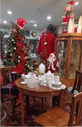 Interno del negozio di tutto usato Toscanini