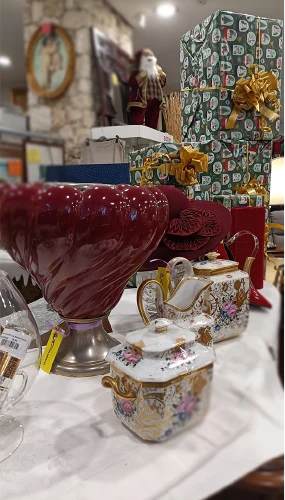Interno del negozio di tutto usato Toscanini