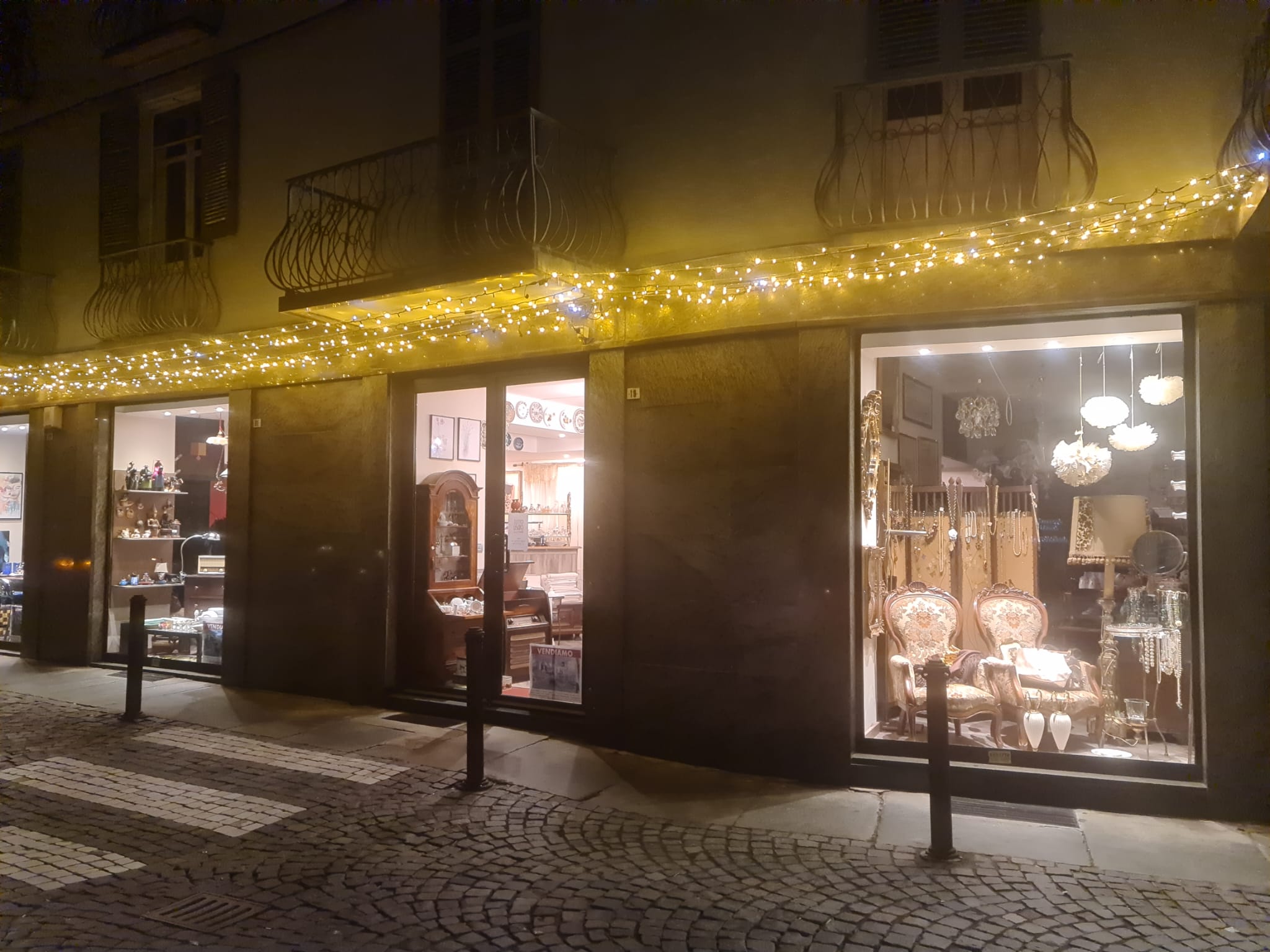 Interno del negozio di tutto usato Asti