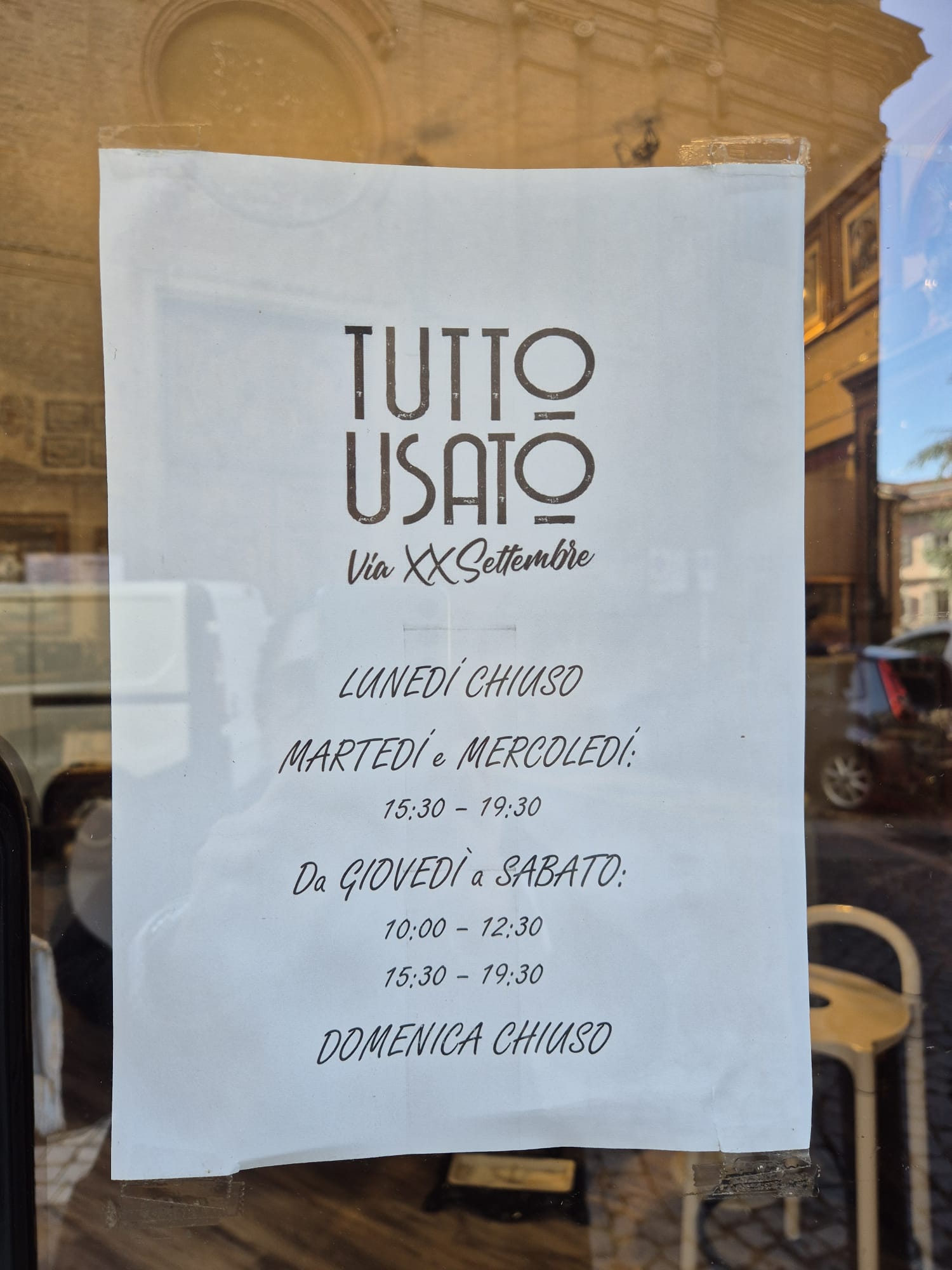 Interno del negozio di tutto usato Asti