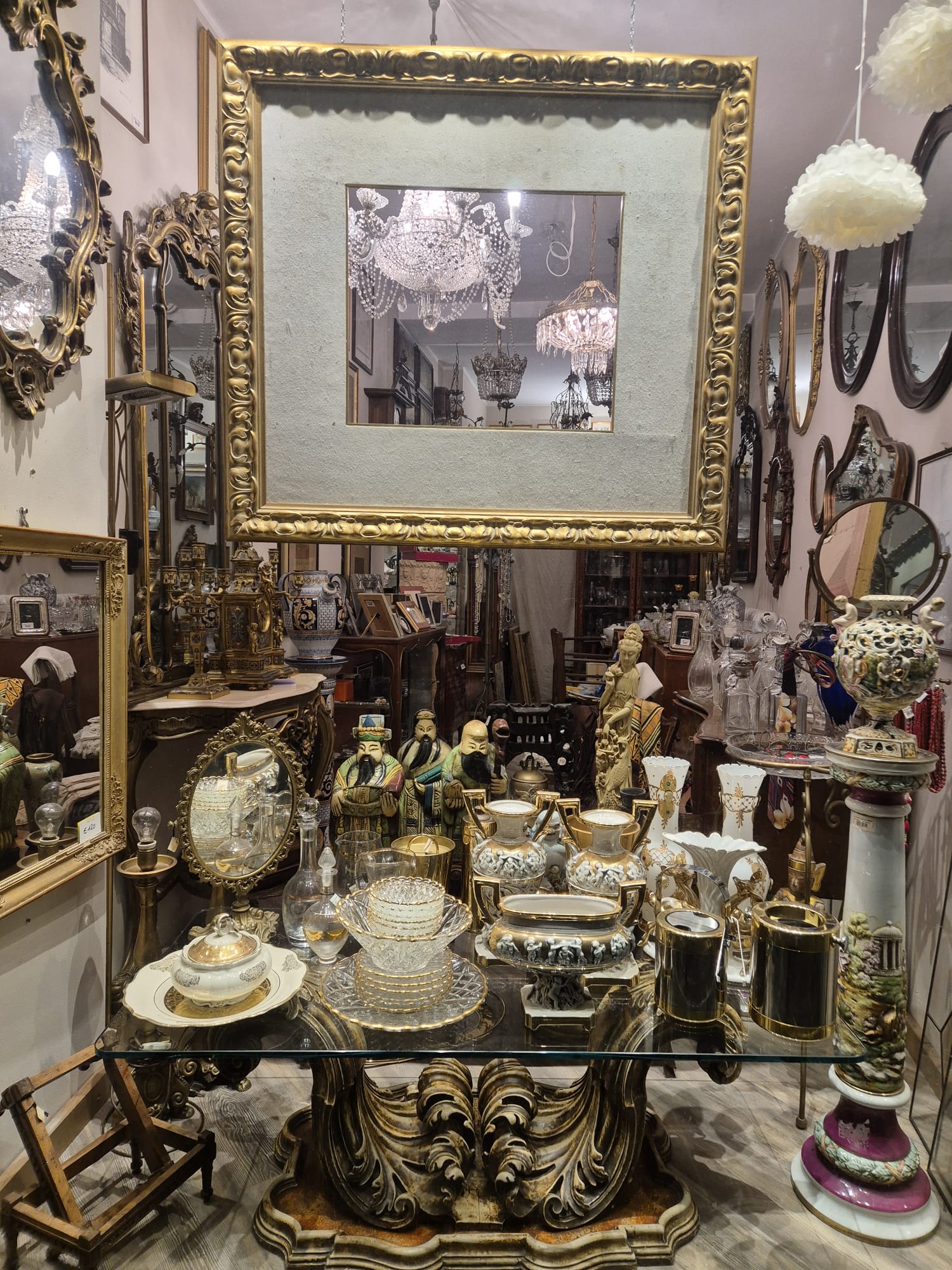 Interno del negozio di tutto usato Asti