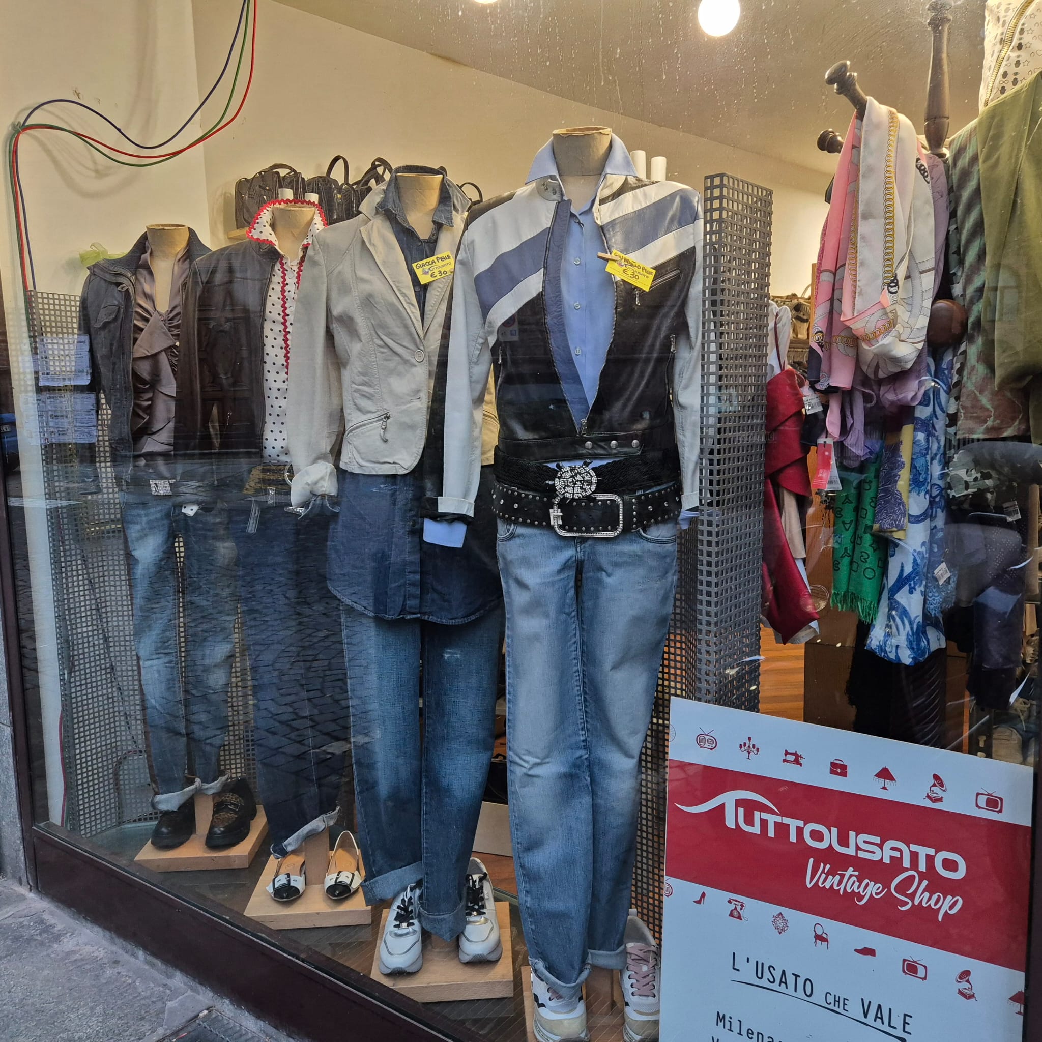 Interno del negozio di tutto usato Asti