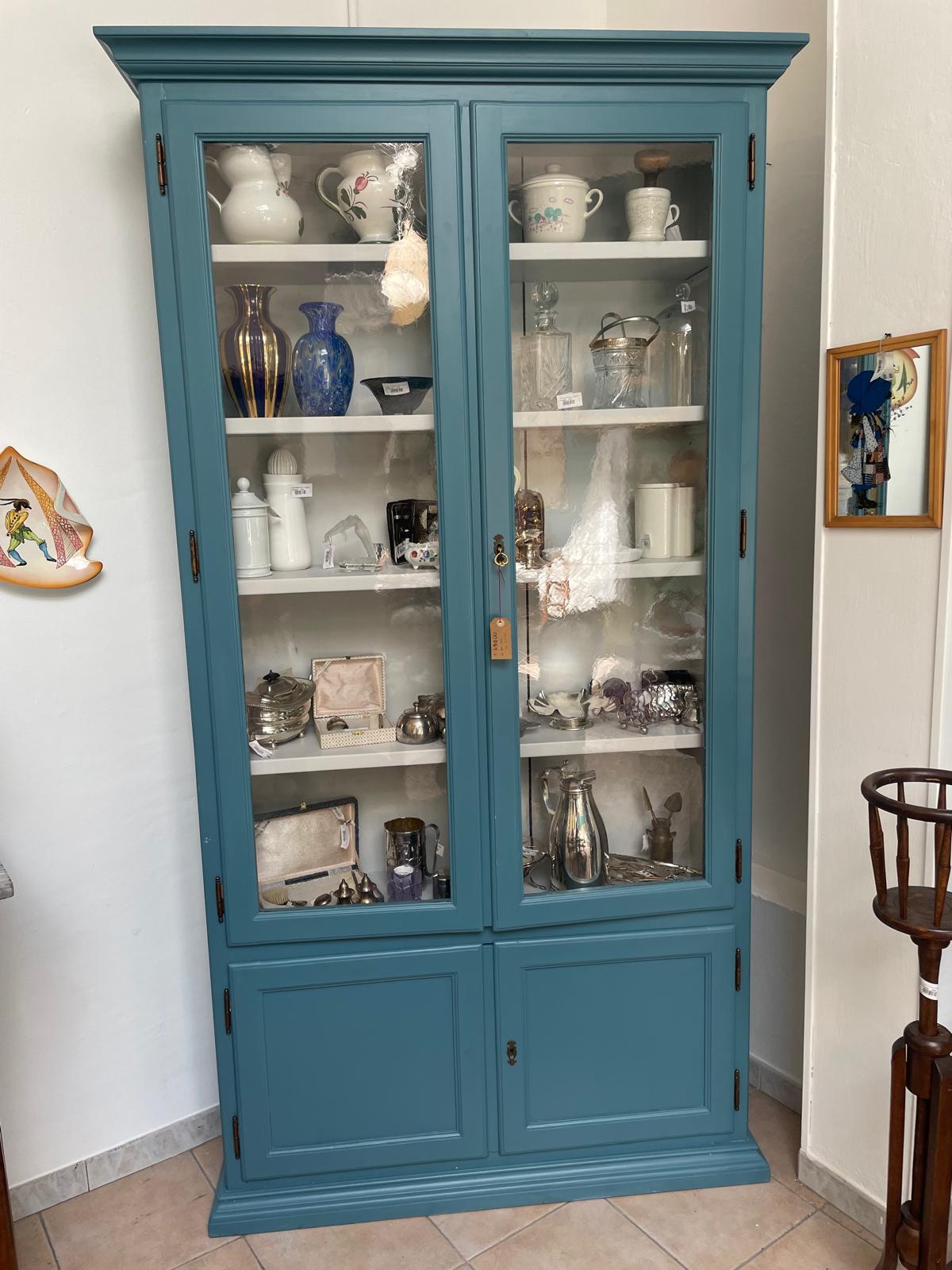 -shop-shop-antiquariato-vetrina-rilaccata-azzurra